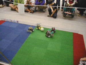 プレステのコントローラーを使ったリモコンで動くMINDSTORMSのロボットたち。スピーディーな試合が展開された