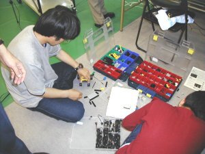 LEGO MINDSTORMSでロボットを作成中の学生たち。MINDSTORMSによるサッカーロボットは欧州でかなり高度な機能を持つものが製作されている 
