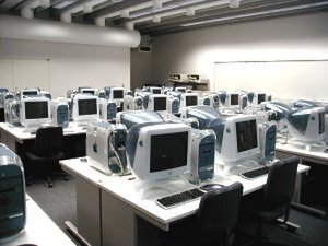 最新のPowerMac G4が40台設置されたグラフィックス工房。このほかワークステーションが置かれた実習室やSGI製のグラフィックスマシンが置かれた部屋もある 