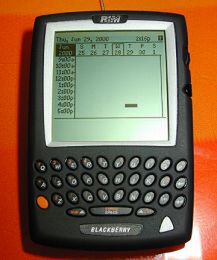 RIM社のBlackberry。通信機能を内蔵したPIM、というより双方向ページャーにPIMがついたもの