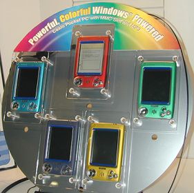 カシオ計算機は、MMCカード対応でカラーバリエーションのEM500を展示
