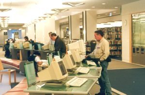 インターネット端末が並ぶサンフランシスコ中央図書館の風景