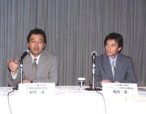 ロータス(株)の安田誠代表取締役社長(左)と、マーケティング本部の亀田俊副本部長