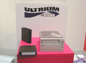 LTO(Linear Tape-Open)技術を使った新しいテープメディア『Ultrium』。HPなどが展示した