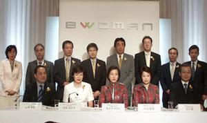 発表会場には、イー・ウーマンの佐々木かをり社長(下段中央)と、事業提携を結んだ11社の代表が顔を揃えた