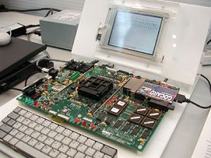 無線とは離れるが、インテルブースで展示されていた、StrongARM1100(インテルの携帯端末向けプロセッサー)上で動く、ジャストシステム(株)の『組込型ATOK』。Windows CE向けのものよりもさらに省メモリーで動作する。動作に必要な1MBのメモリーのうち、900KBが辞書で、ATOKのプログラム本体は100KBほどだという。また、携帯端末向けに、話し言葉の変換にチューンしてあるとのこと