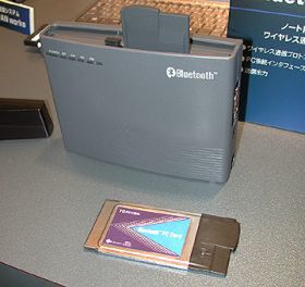 (株)東芝が秋に発売予定の、PCカードタイプのBluetoothインターフェース(下)と、そのカードを使った、ワイヤレスモデム(上)