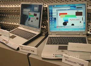 富士通(株)ブースの端で公開されていた、Bluetooth内蔵ノートPCのデモンストレーション。年内には発売予定で、説明員によると、価格はBluetooth機能を持たないものより、若干高くなるとしていた