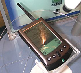 パーム コンピューティング(株)ブースにあった、Bluetoothインターフェース搭載Palm端末。2月にドイツで開催されたCeBITで展示されたもの。あくまでもデモ用であり、実際に投入されるものとは異なるという