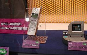 日本電気(株)のW-CDMA携帯端末。左の本体と、右の画像ビューアー/カメラ部の間がBluetoothで接続されているというもの。この製品に限らず、W-CDMA携帯端末で2つの部分に分かれているものは、Bluetoothによって接続するとされるものがほとんど