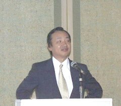 発表会場で挨拶する代表取締役社長の村野雄一氏