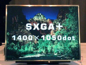 13.3型SXGA+パネル。A4クラスのノートPCでは一般的なサイズだ。なお、いわゆる『SXGA』は1280×1024画素、つまり縦横比は5:4だ。通常のPC画面は3:2なので、ここでいう『SXGA+』では、比率を合致させるために一回り大きな1400×1050画素となっている 