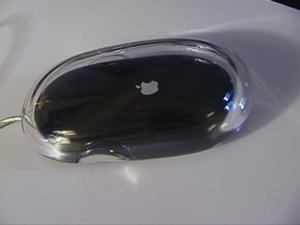 大きさはアップルコンピュータ製マウスとしては人気が高かった“ADB仕様”のマウスにかなり近いが、上下左右対称の楕円形となっている