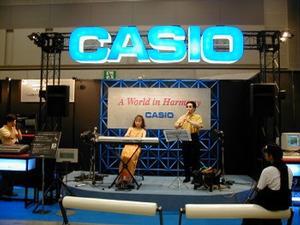 カシオ計算機(株)のブースでは笛とシンセサイザーのデュオによるデモ演奏が行なわれた 
