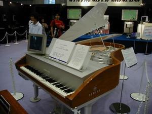 ヤマハのピアノ製造記念モデル。自動演奏機能にタッチパネル付きの液晶モニタ、DVD-ROMドライブなどを盛り込んだもの 