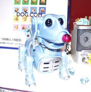 トミーのペットロボット『ドッグ．コム』。本体カラーは、開発当初の金色からメタリックブルーに変更された