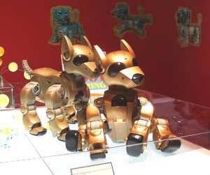 Silverlit社の犬型ペットロボット『アイサイビー(i-Cybia)』。自律型で、自身で勝手に動き回るが、リモコンを使って“おすわり”“ふせ”など命令することも可能。トミーが国内販売権を取得し、来春発売する