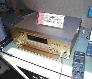 ASCII.jp：【CEATEC 2000 Vol.9】DVD-RWや、HDDとS-VHSを組み合わせた