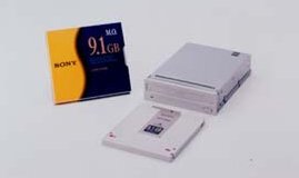 ASCII.jp：ソニー、9.1GBの5.25インチMOメディアとドライブを発売