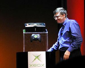 ゲイツ氏自ら黒い布を取り去って、Xboxをお披露目した瞬間