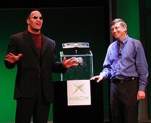 XboxをはさんでThe Rockと楽しそうに語るゲイツ氏