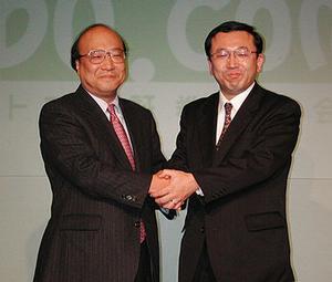 イー・ウイング証券の小早川眞希雄社長(左)と日本オンライン証券の藤島久則社長(右)