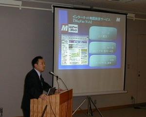 事業展開を説明するIT事業部長の須藤三十三取締役。