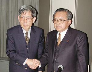 ブックワンの石井昭代表取締役社長(左)と丸善の村田誠四郎代表取締役社長(右)