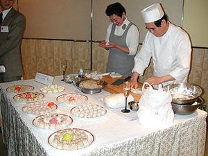 (株)海皇インターナショナルの料理人による、“プリプリ海老蒸し餃子”の講習