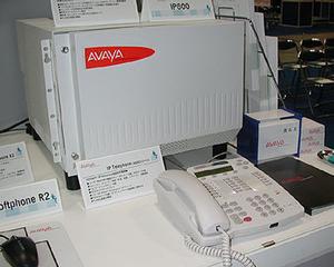 日本アバイアの『IP600』(奥)と『4600 IP Telephone』(手前)