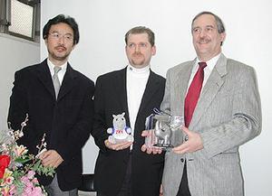 SAIのユーティリティーパッケージを日本で発売する(株)アクト・ツーの加藤幹也代表取締役(左)、SAI東京事務所代表で法務部長のピーター・レイ(Peter Rae)氏(中央)