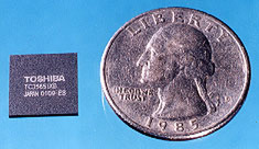『TC35651』と硬貨の大きさを比較した写真