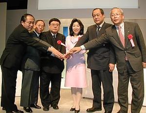 握手を交わす社長と出資企業の代表ら(写真)