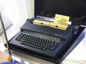 イタリアのオリベッティ社製タイプライター。いったいいつの時代のものか。お値段は9万9800円