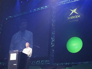 ステージ中央に光るXboxの光球とロゴ