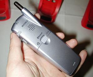 ASCII.jp：au、国内初のBluetooth内蔵携帯電話『cdmaOne C413S』を発表