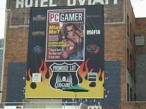 Duke Nukemのイラストが掲載された『PC GAMER』誌の表紙をあしらった巨大壁紙