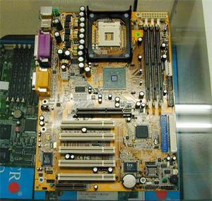 ASCII.jp：Socket478にi845！要注目の次期Pentium 4対応マザーが展示中