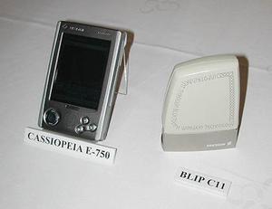 カシオ計算機のPocket PC『Cassiopeia E-750』(左)とエリクソンのBluetoothアクセスポイント『BLIP C11』(右)