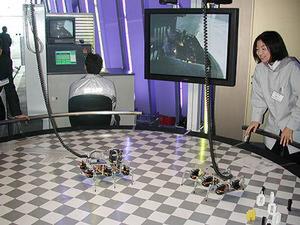 6本足のロボットを遠隔操縦するデモ