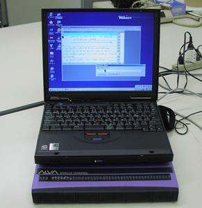ノートパソコンと点字表示装置