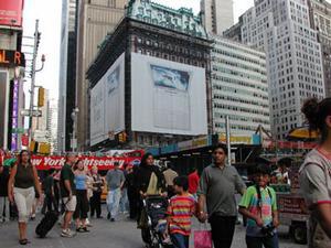 ニューヨーク、タイムズスクエアにはiBookの巨大ビルボードも出現