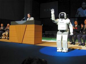 ASCII.jp“ロボフェスタ関西2001”開幕――『ASIMO』も開幕宣言!!