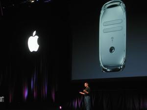 ジョブズは第2世代Power Mac G4を発表。初代Power Mac G4でGFLOPSの壁を破ったのは2年前の秋だが、今回、発表した新型の最上位モデルは11.8GFLOPSを達成
