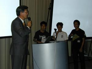“KALA”チームを表彰する日本SGI代表取締役社長の和泉法夫氏