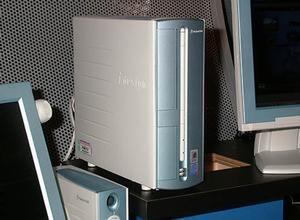 会場には、Pentium4-2GHz搭載のマシンが展示されていた。これは、NECが米国で販売予定(Packard Bellブランド)の『iDesign』という機種。
