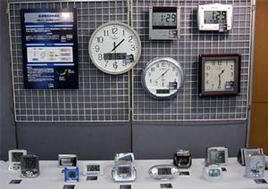 クロックタイプの電波時計。10月1日に九州電波局(60kHz)が開局するのを受けて、東西電波対応モデル『SLEEP BUSTER DQD-310』(写真左下)を製作。12月発売で価格は5700円