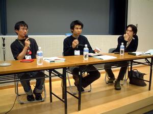 スピーカーの3氏。左から、メディアアーティストの八谷和彦氏、ギガフロップス代表取締役の中村陸氏、イメージソースのクリエイティブディレクターの遠崎寿義氏