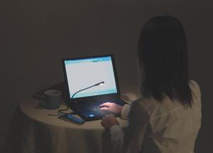 『カシャリ USBライト』でキーボードを照明