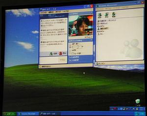 Windows XPのWindows Messengerを使った、テレビ電話のデモ